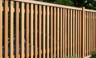 Забор из ламелей: стильный и практичный способ оградить участок