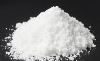 Галит с антислеживателем: почему соль больше не превращается в комки